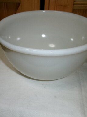 Fire King 1940 Ivory bead lip mixing bowl 7 in